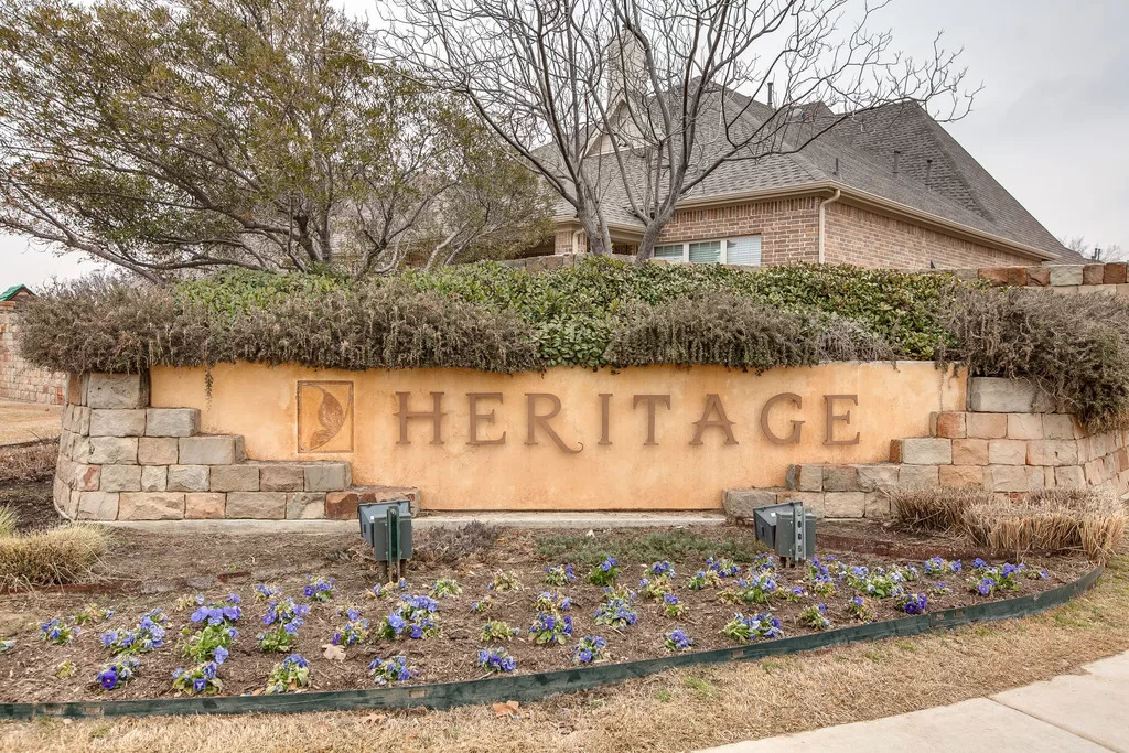 Entrance to Heritage in the Lantana Community